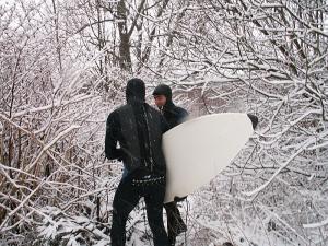 Surfen bei Schneefall, das rockt!