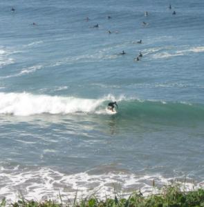 Ein spanischer Surfer zeigt uns in Sopelana wo es langgeht